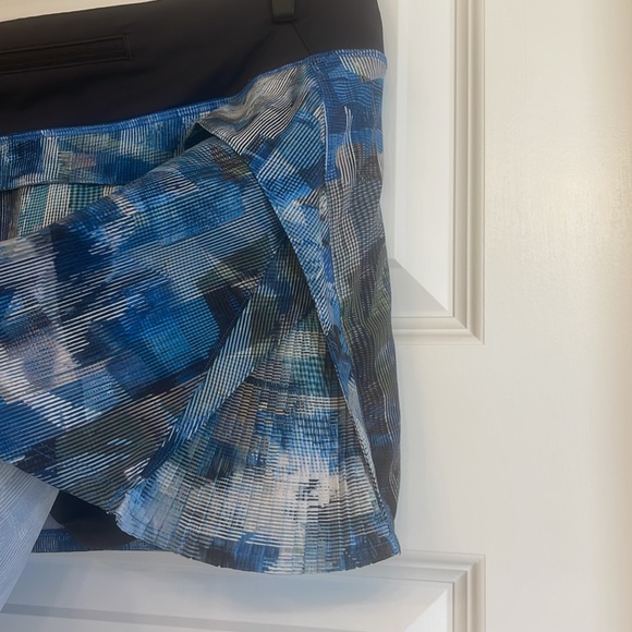 Excellent used condition. Lululemon size 6 skort - Picture 4 of 7
